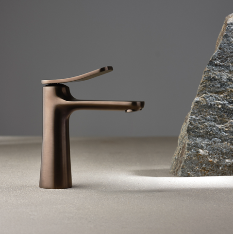 Brauntöne geben dem Bad einen dezenten Luxus